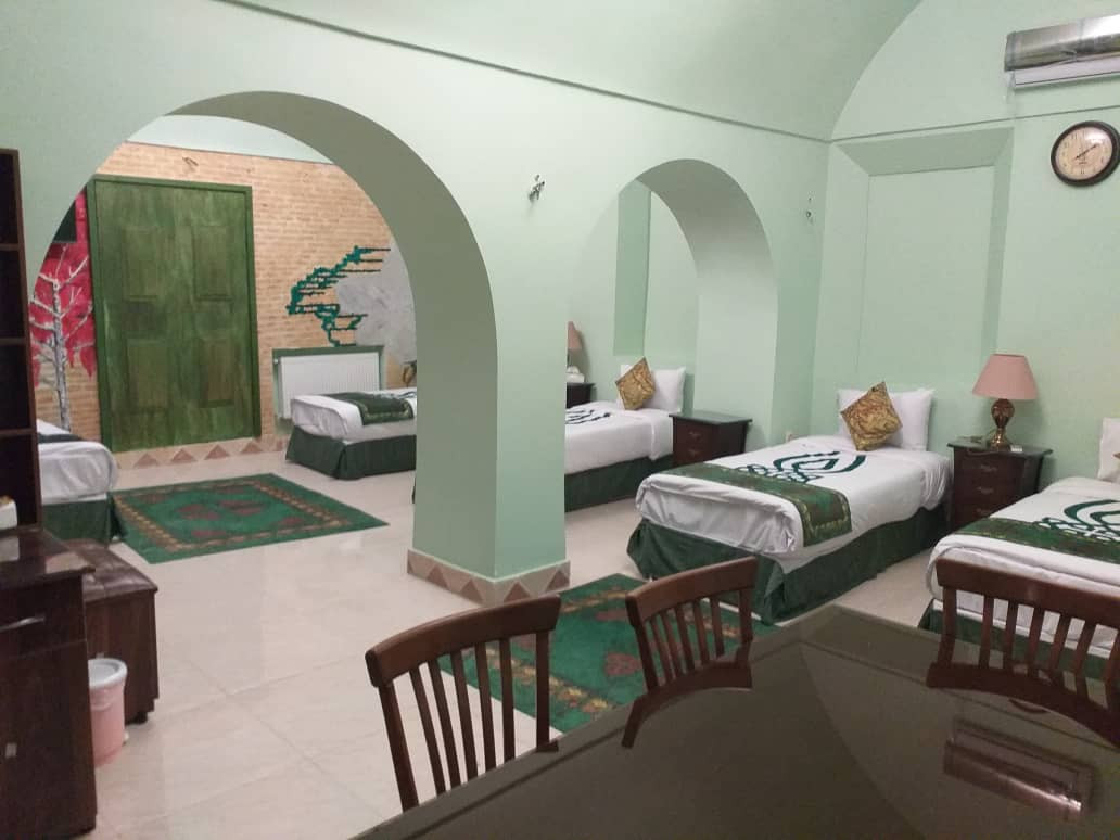 اتاق چهار تخته تویین اقامتگاه سنتی پارسیک یزد